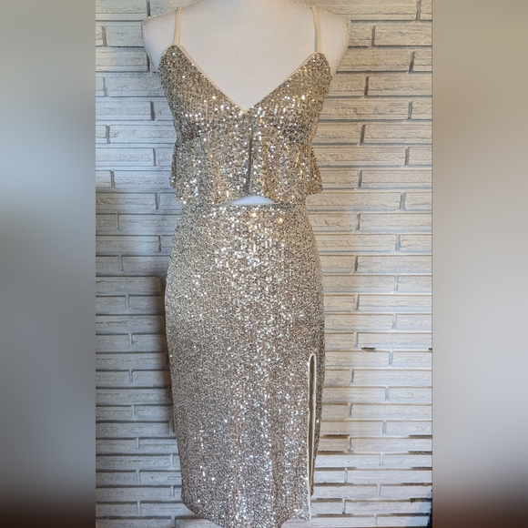 Sequined two-piece skirt and crop top size small - Picture 7 of 9